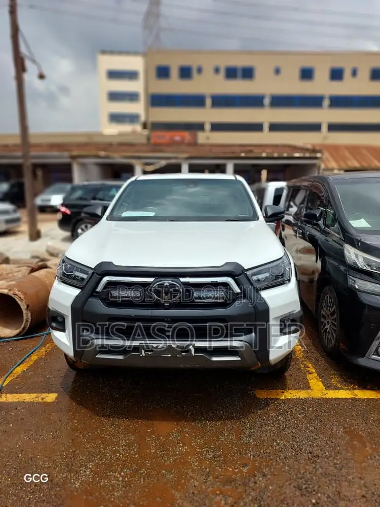 Toyota Hilux 2022 White