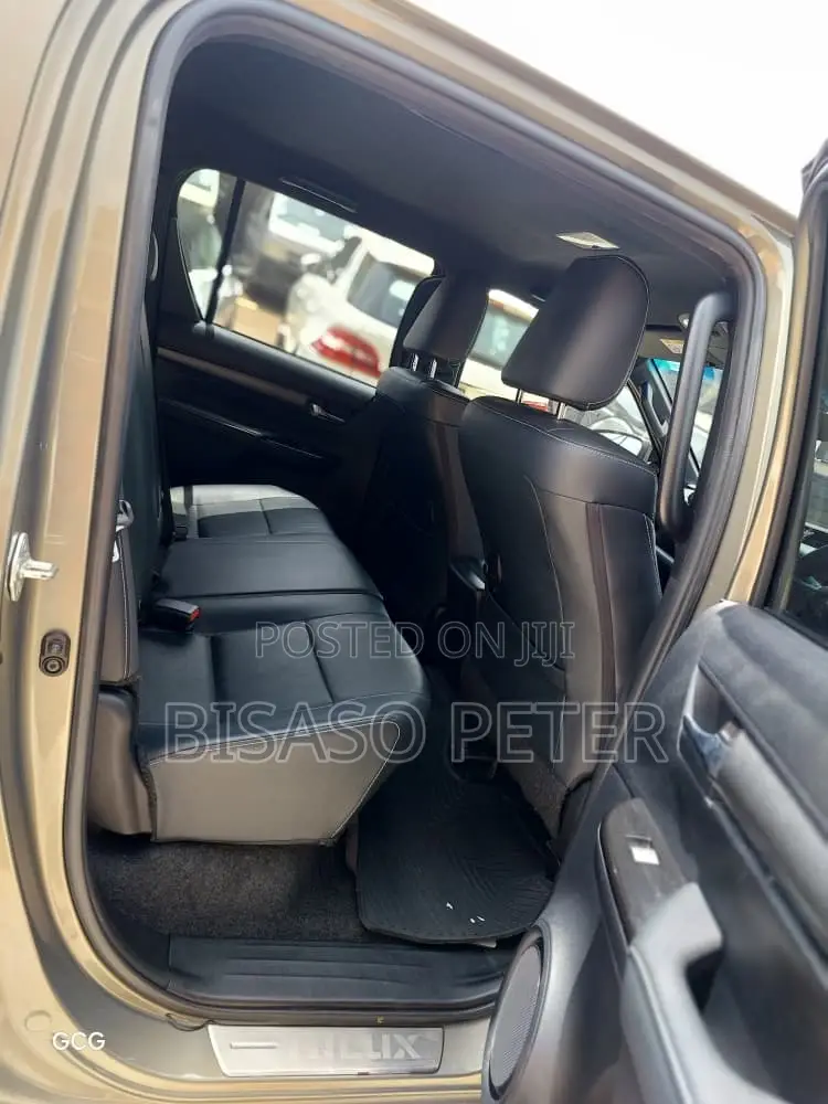 Toyota Hilux 2022 White