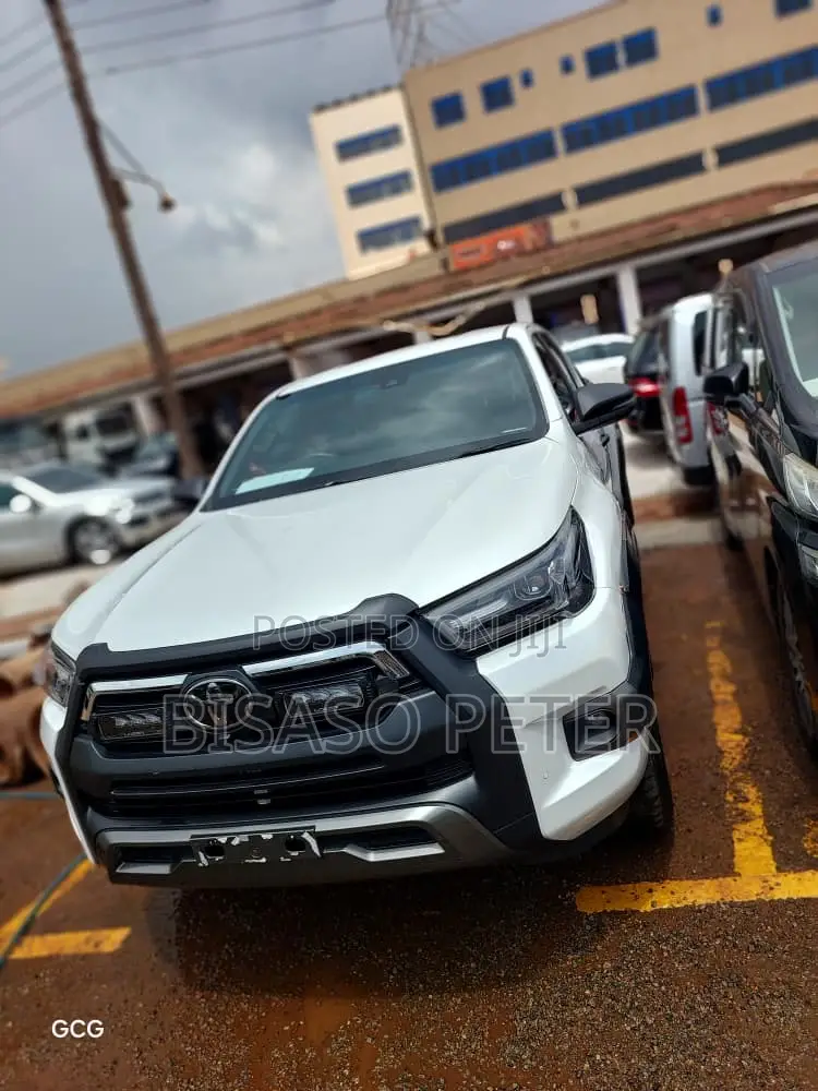 Toyota Hilux 2022 White