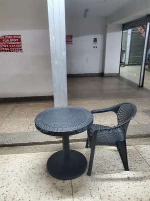 Round Reading Table and Chair Set