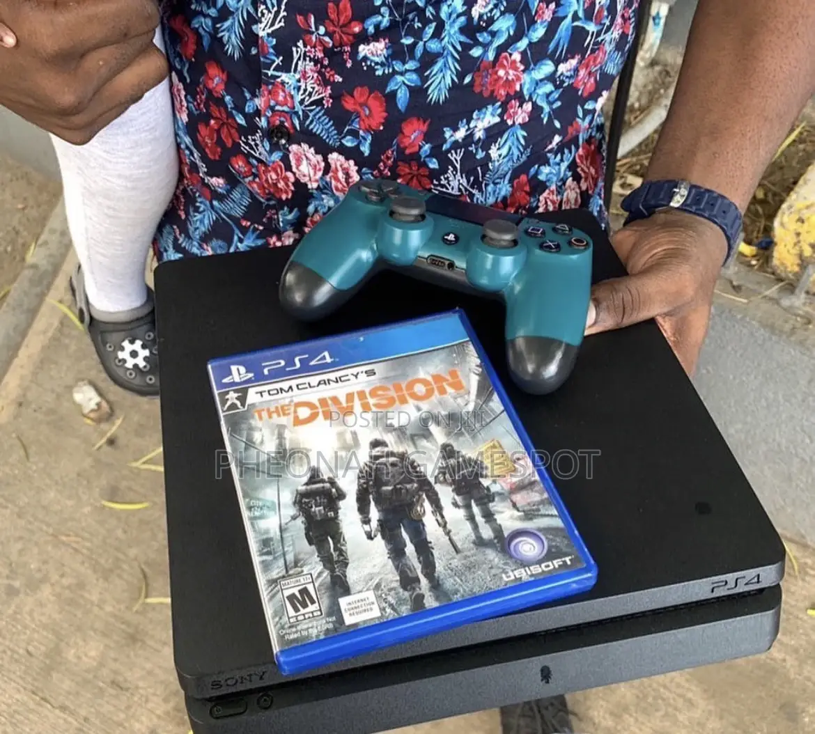 Ps4 Slim, Smooth Bundle, 2 Pads, 20 Top Games Ready.