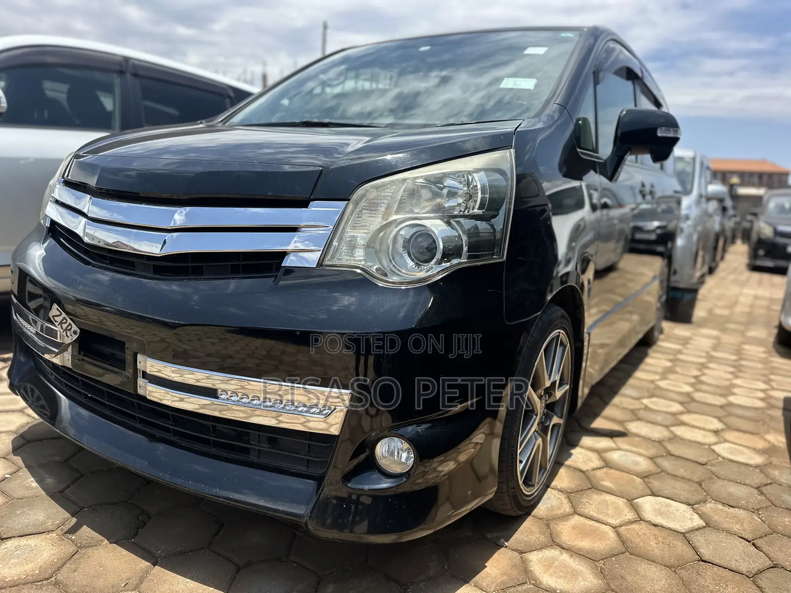Toyota Noah 2.0 158hp AWD (8 Seater) 2013 Black