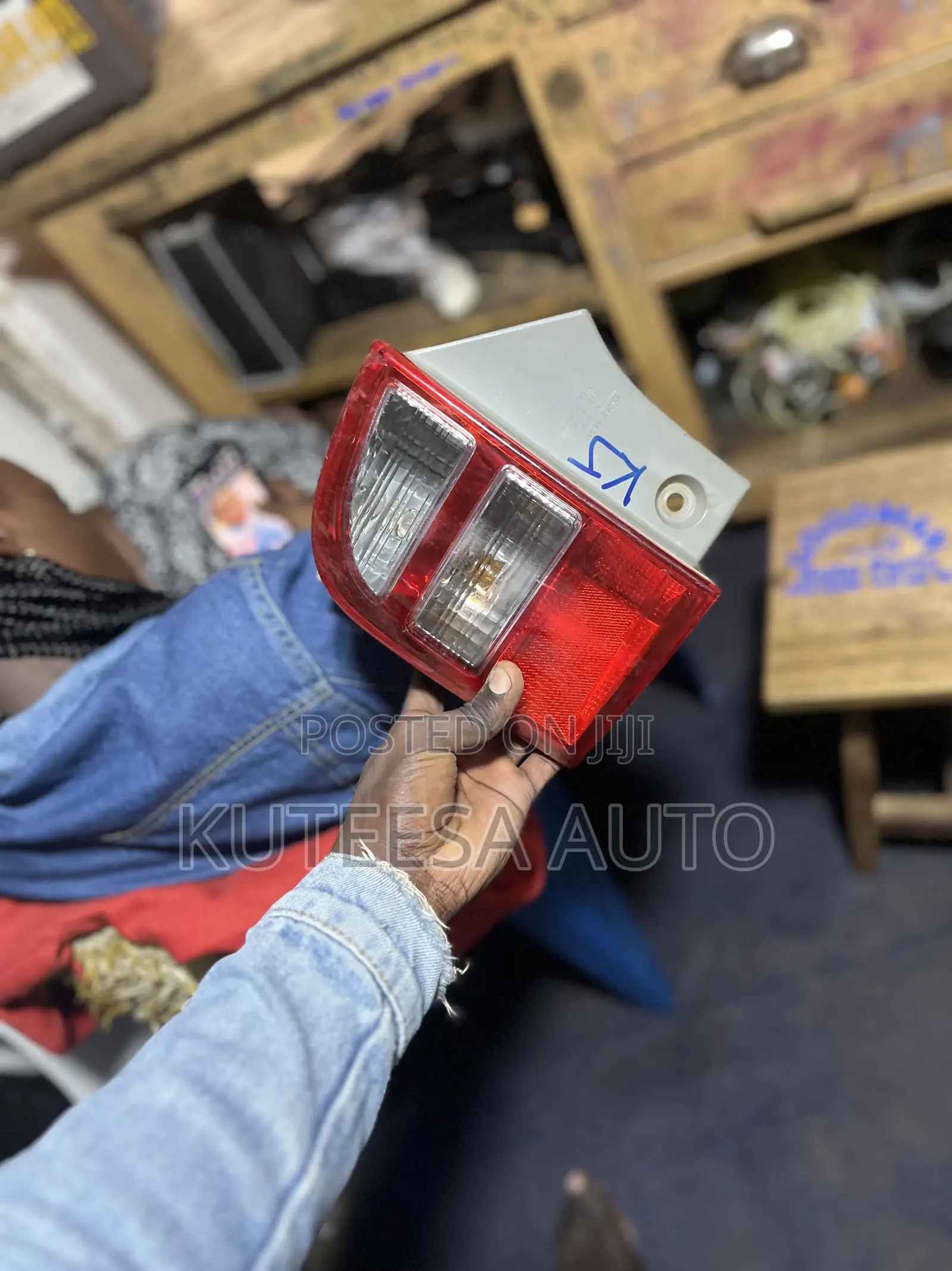 Toyota Isis( 2008 )Bumper Light