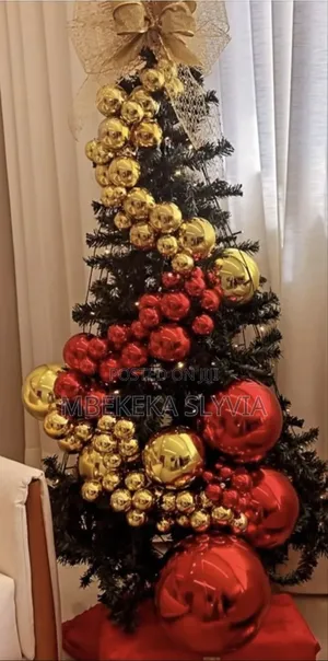 Gold and Red Balls, Elegant Christmas Tree Deco/Green Christmas Tree