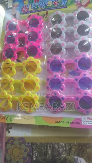 Flower-Shaped Kids' Sunglasses.