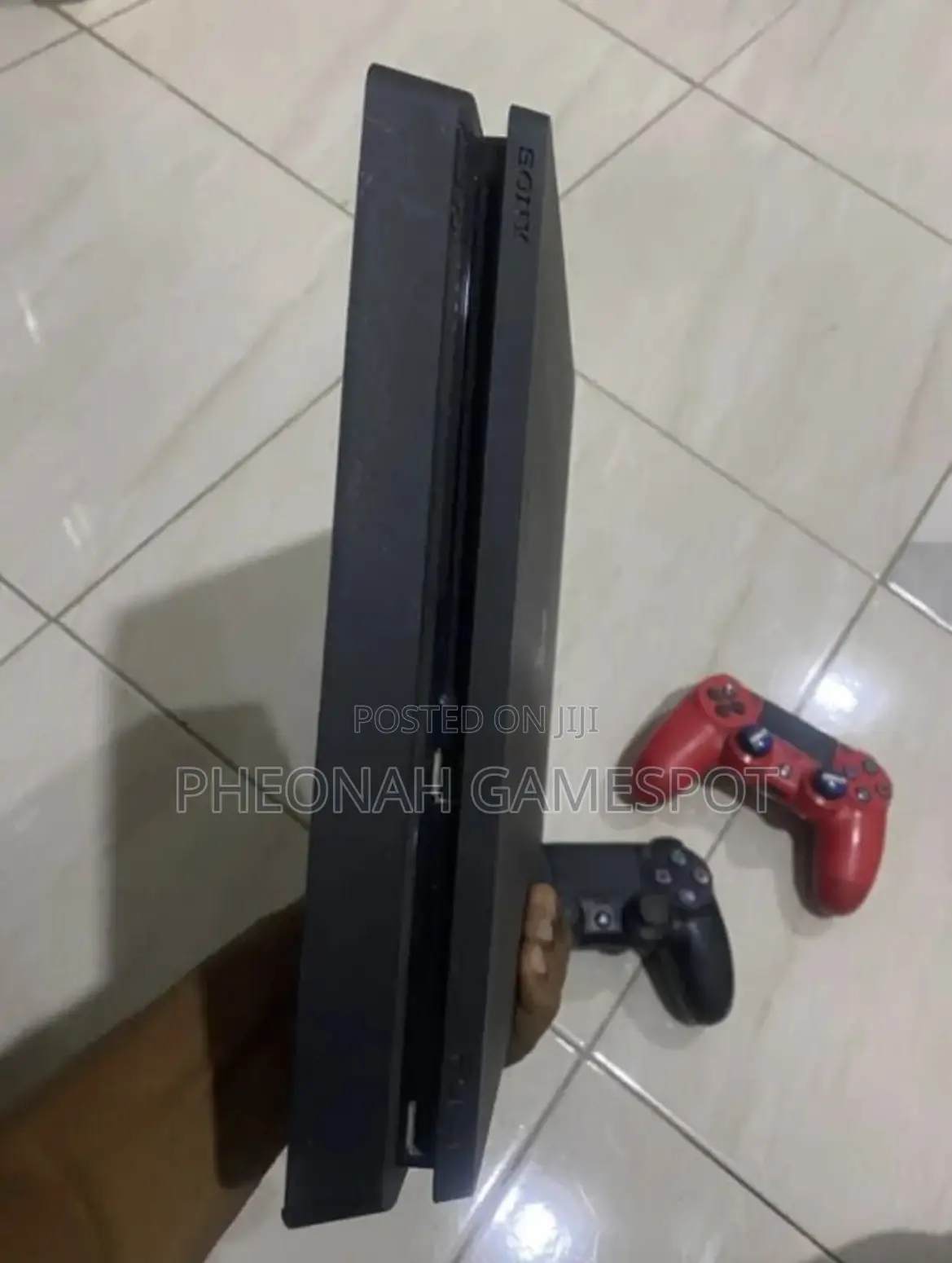 Playstation 4 Slim, 2 Pads, 14 Great Games Preinstalled.