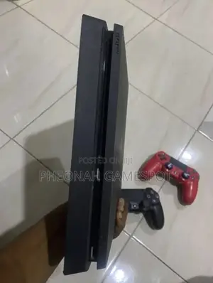 Playstation 4 Slim, 2 Pads, 14 Great Games Preinstalled.