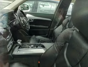 Volvo XC90 T5 Momentum FWD (2.0L 4cyl 8A) 2017 Silver