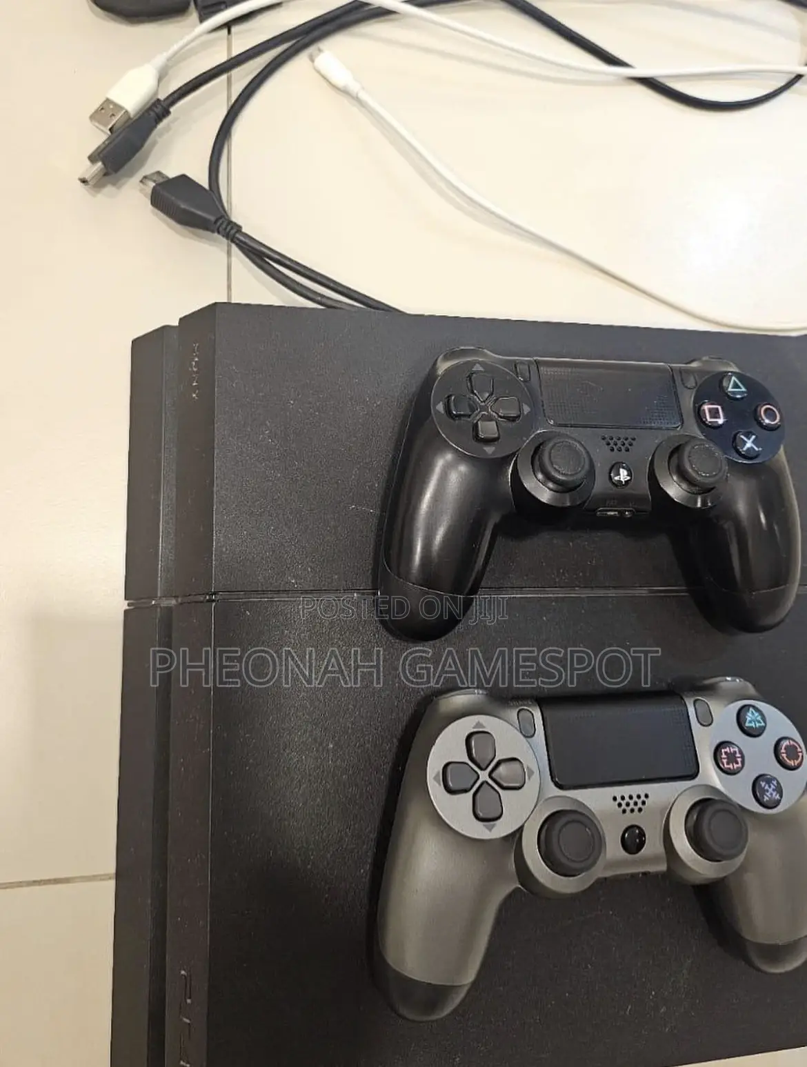 Playstation 4 Standard, 2 Pads, 16 Awesome Titles Ready.