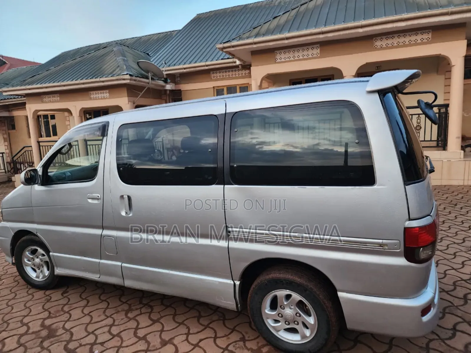 Toyota HiAce 2000 Silver