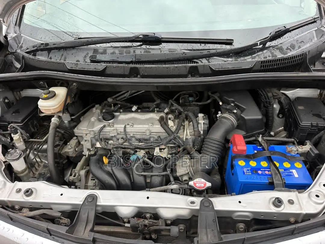 Toyota Noah 2.0 143hp AWD (7 Seater) 2012 Silver