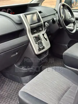 Toyota Noah 2.0 143hp AWD (7 Seater) 2012 Silver