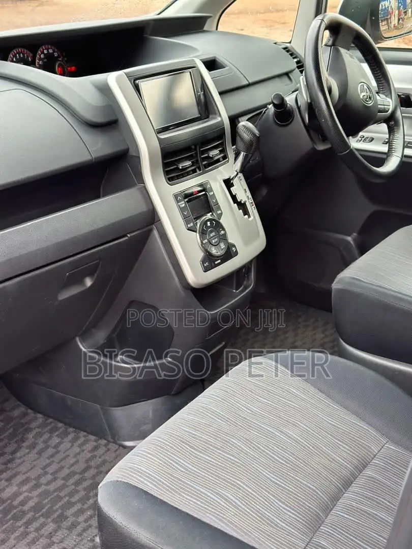 Toyota Noah 2.0 143hp AWD (7 Seater) 2012 Silver