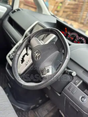 Toyota Noah 2.0 143hp AWD (7 Seater) 2012 Silver