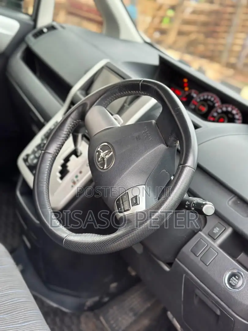 Toyota Noah 2.0 143hp AWD (7 Seater) 2012 Silver