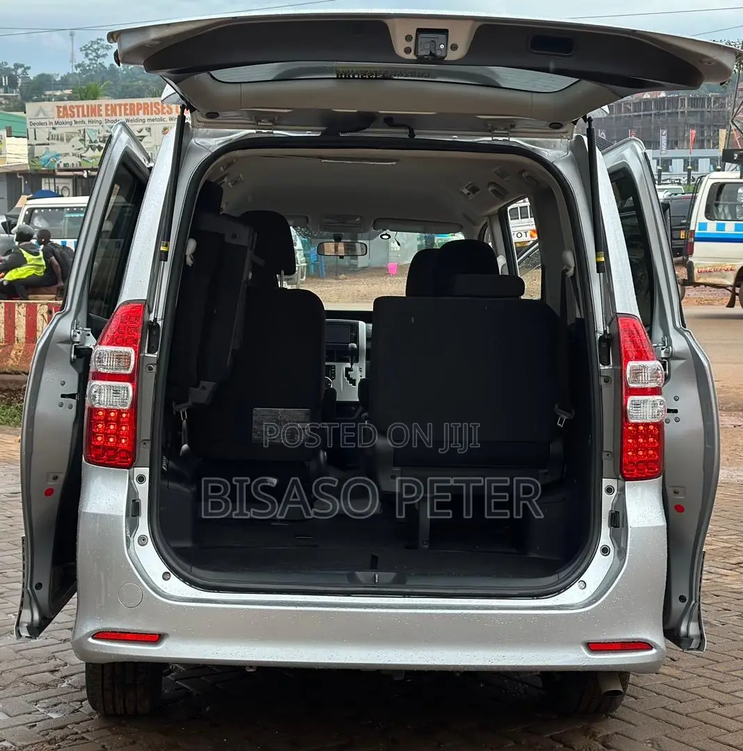 Toyota Noah 2.0 143hp AWD (7 Seater) 2012 Silver