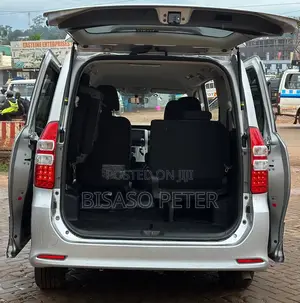Toyota Noah 2.0 143hp AWD (7 Seater) 2012 Silver