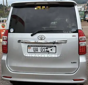 Toyota Noah 2.0 143hp AWD (7 Seater) 2012 Silver