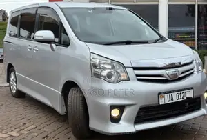 Toyota Noah 2.0 143hp AWD (7 Seater) 2012 Silver