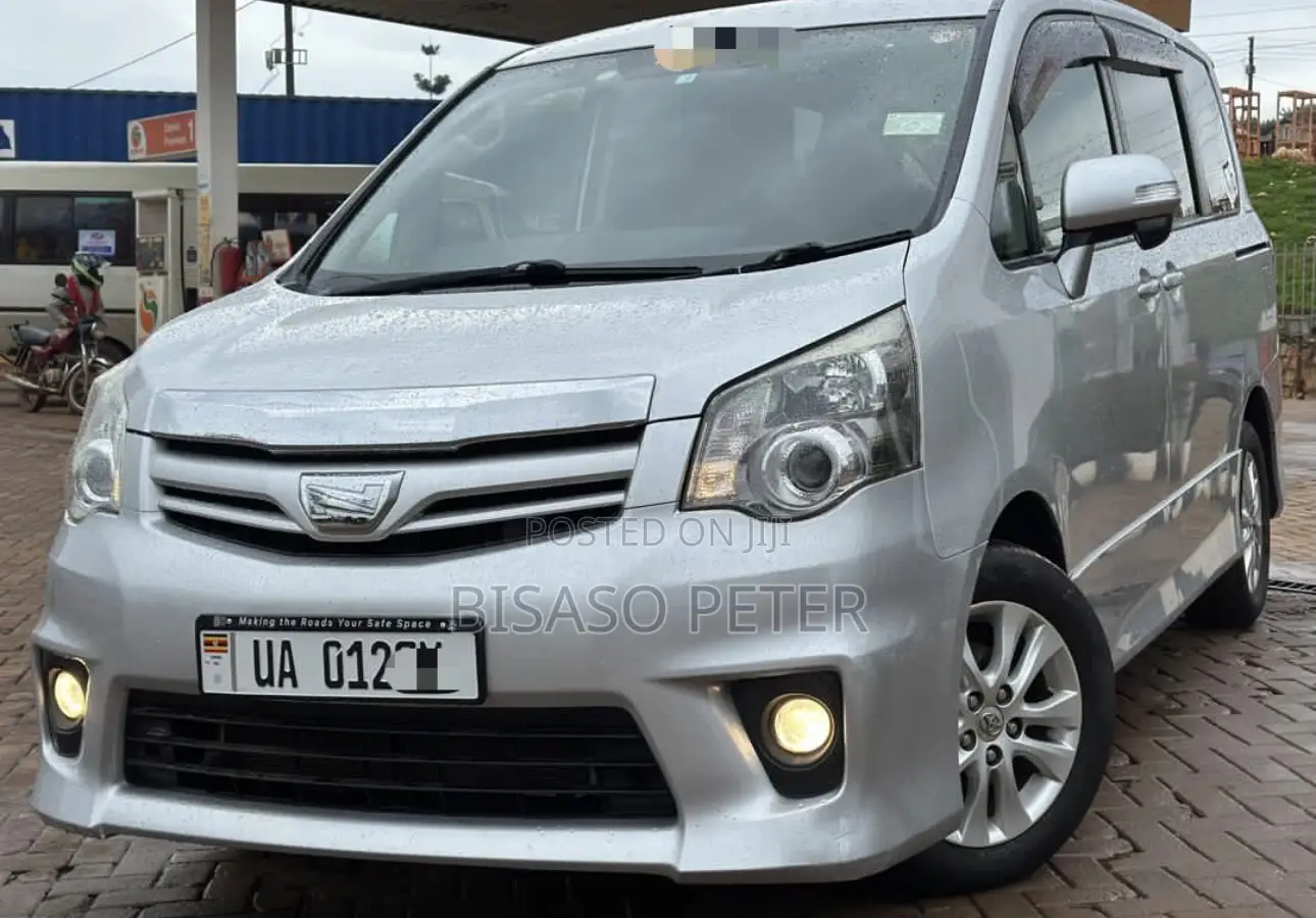 Toyota Noah 2.0 143hp AWD (7 Seater) 2012 Silver