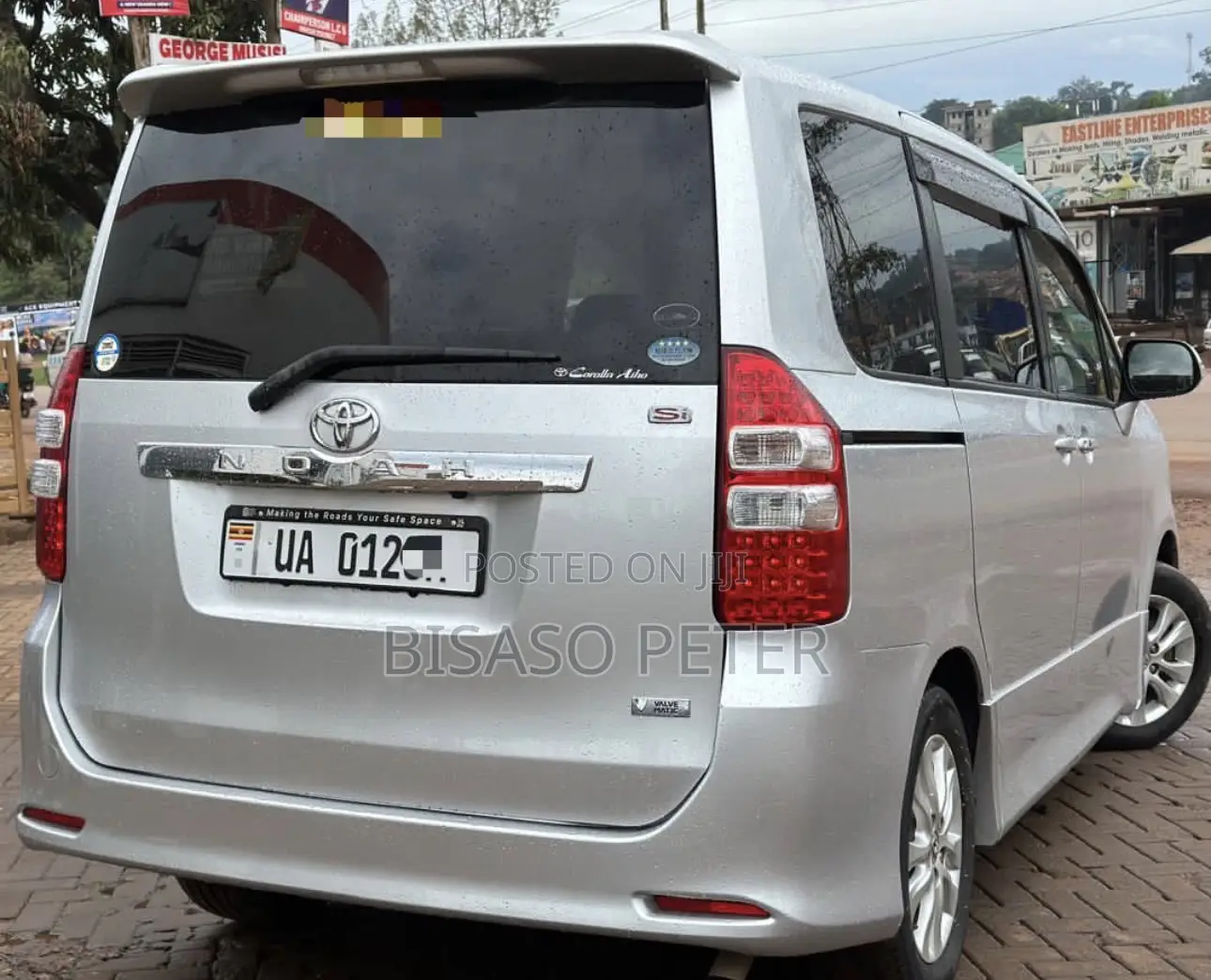 Toyota Noah 2.0 143hp AWD (7 Seater) 2012 Silver