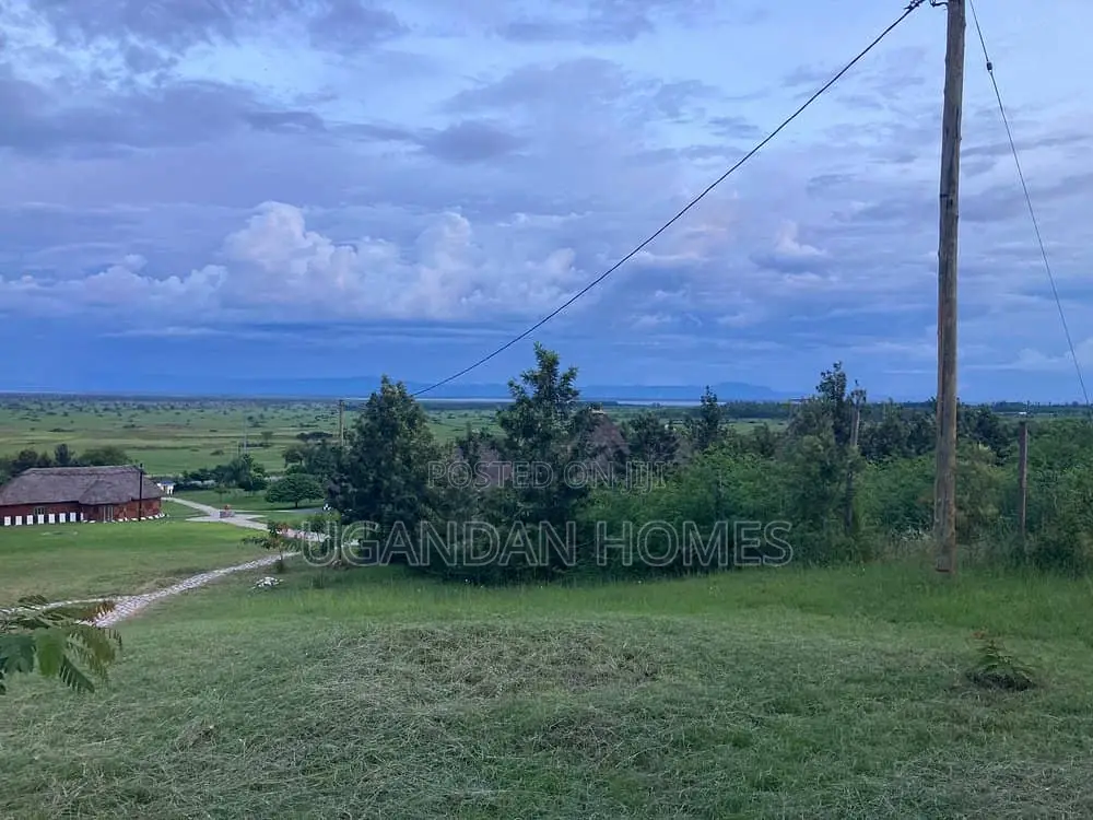 Safari Lodge Near Queen Elizabeth for Sale