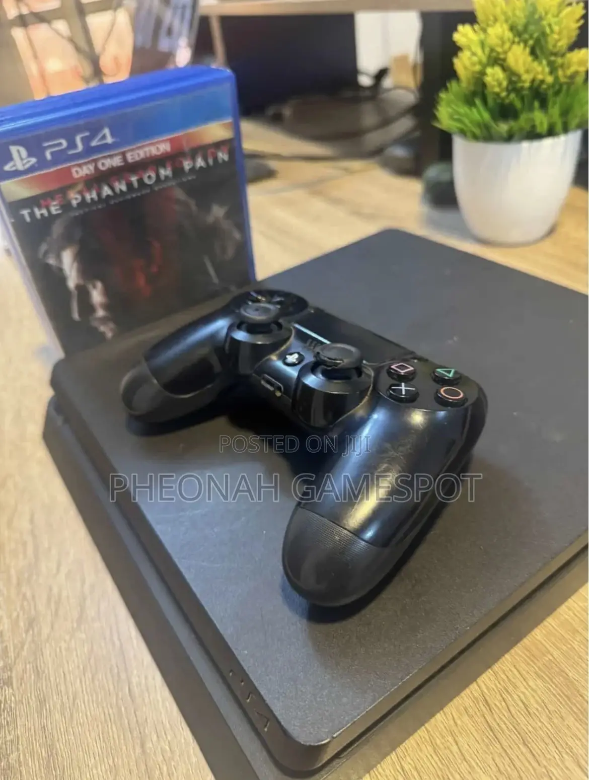 Playstation 4 Slim, 2 Pads, 14 Fun Titles Preinstalled.
