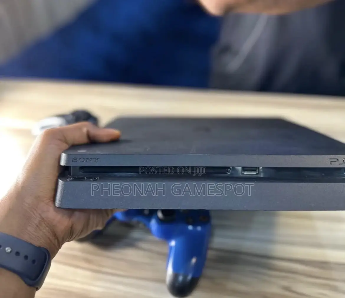 Playstation 4 Slim, 2 Pads, 17 Fun Games, Plug and Play.