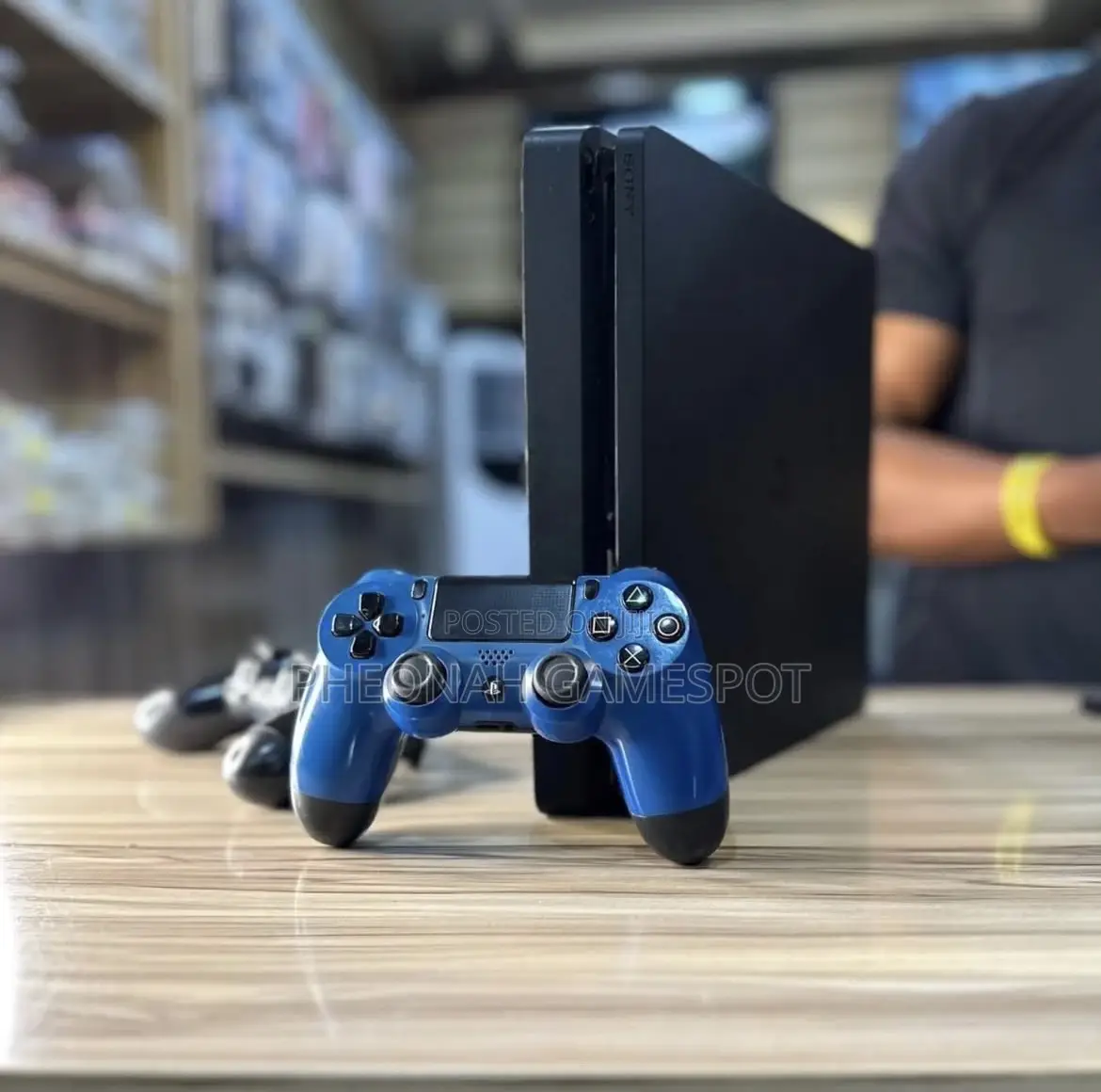 Ps4 Slim, Top Shape, 2 Pads, 20 Loaded Games Inside.