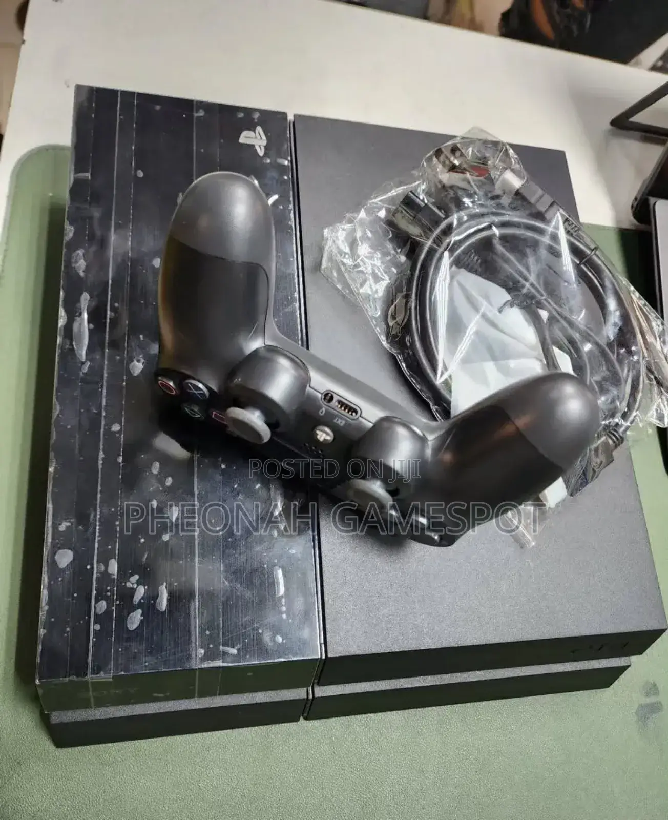 Playstation 4 , 2 Pads, 13 Fun Games, Plug Play.