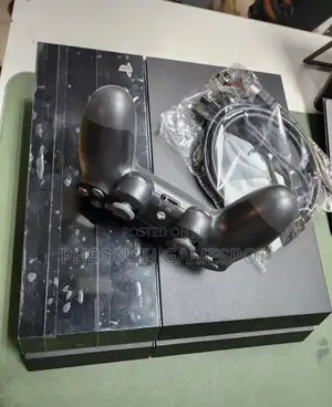 Playstation 4 , 2 Pads, 13 Fun Games, Plug Play.