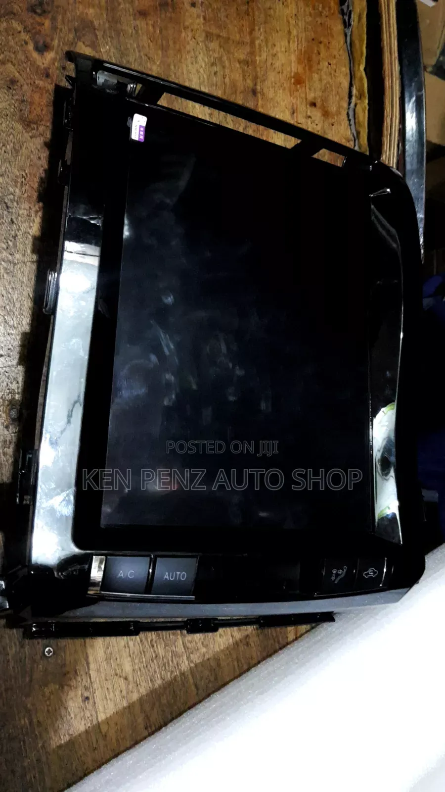 Landcruiser Lc200 V8 Tesla Radio and Screen