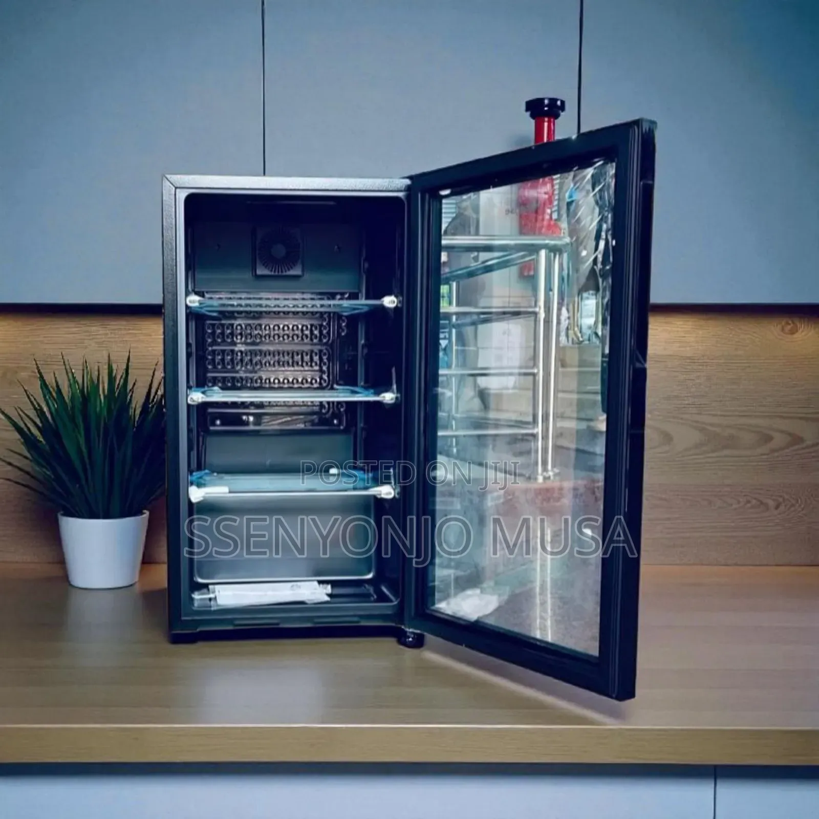 Hisense Mini Display Chiller/Cooler Fridge 91l With Glass Door