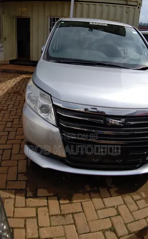 Toyota Noah 2.0 AWD (8 Seater) 2016 Silver