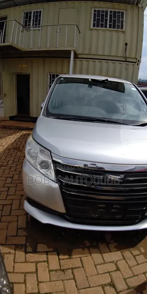 Toyota Noah 2.0 AWD (8 Seater) 2016 Silver