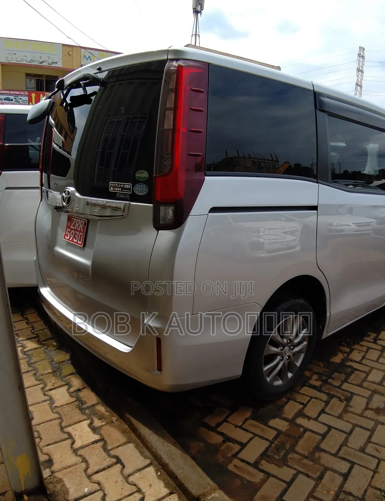 Toyota Noah 2.0 AWD (8 Seater) 2016 Silver