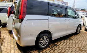 Toyota Noah 2.0 AWD (8 Seater) 2016 Silver