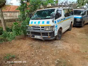 Toyota HiAce 2007 White