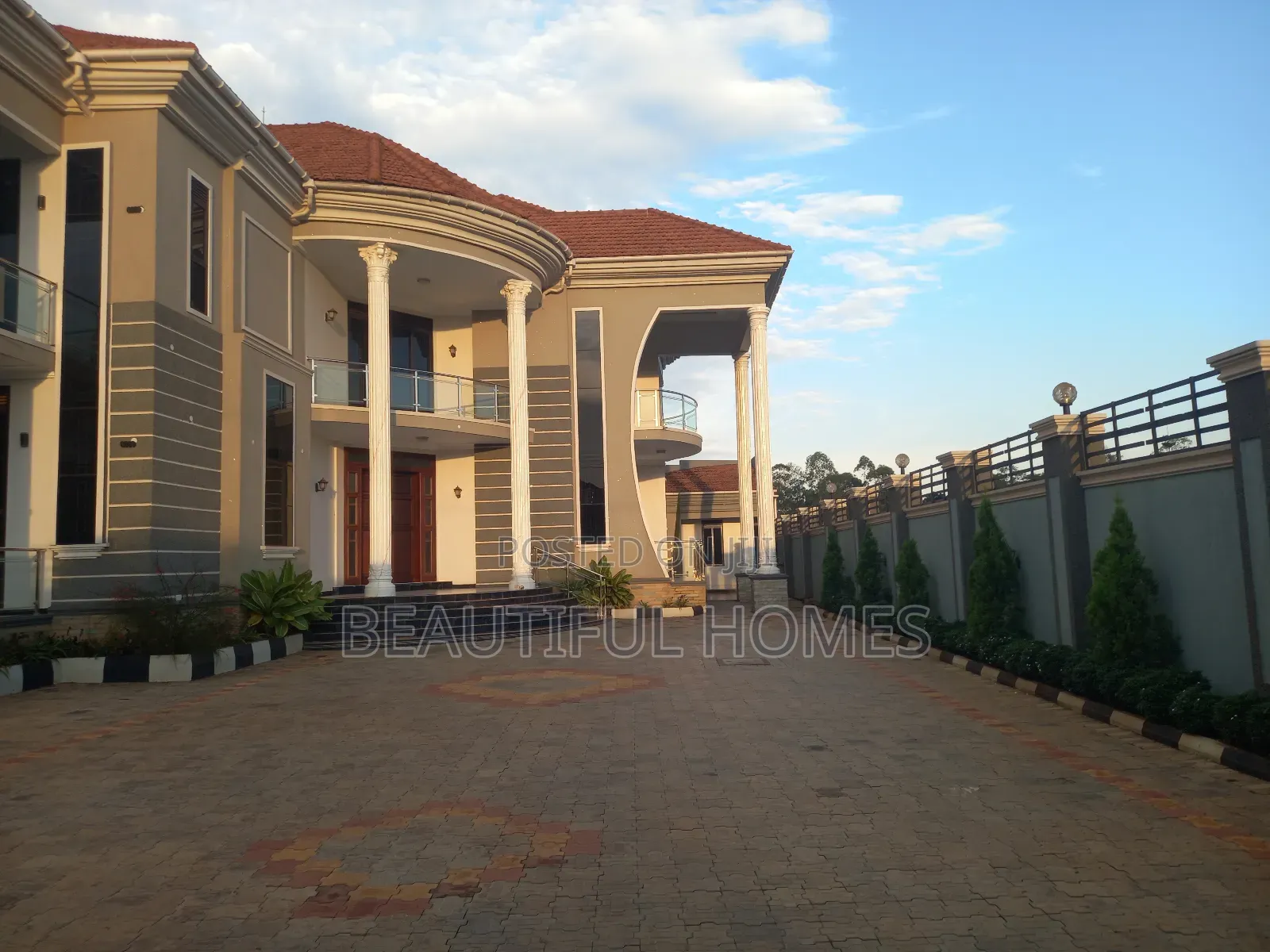 Furnished 6bdrm Duplex in Kira for sale