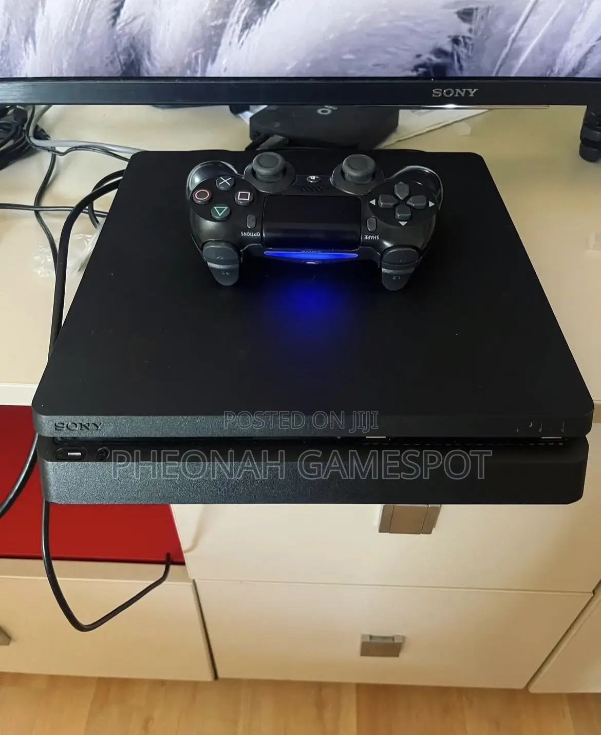 Ps4 Slim, Clean and Fast, 2 Pads, 18 Fun Games Preloaded.