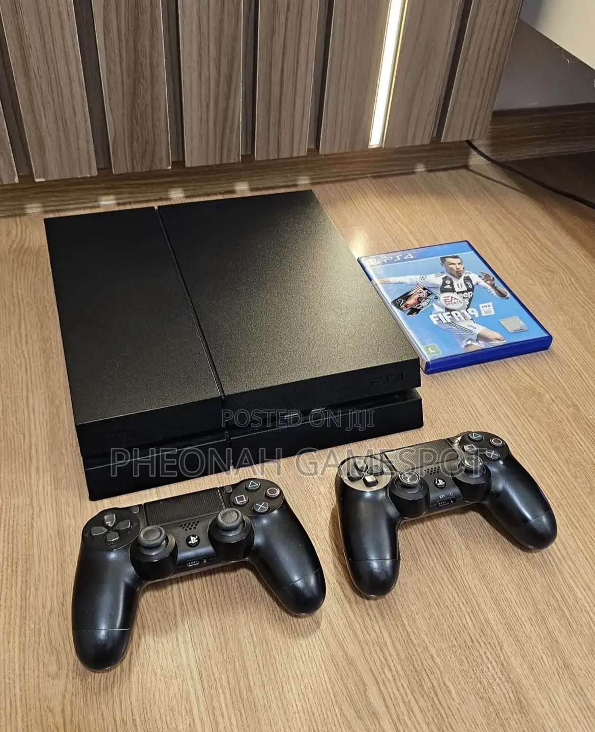 Playstation 4 Standard, 2 Pads, 20 Great Titles Ready.