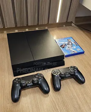 Playstation 4 Standard, 2 Pads, 20 Great Titles Ready.