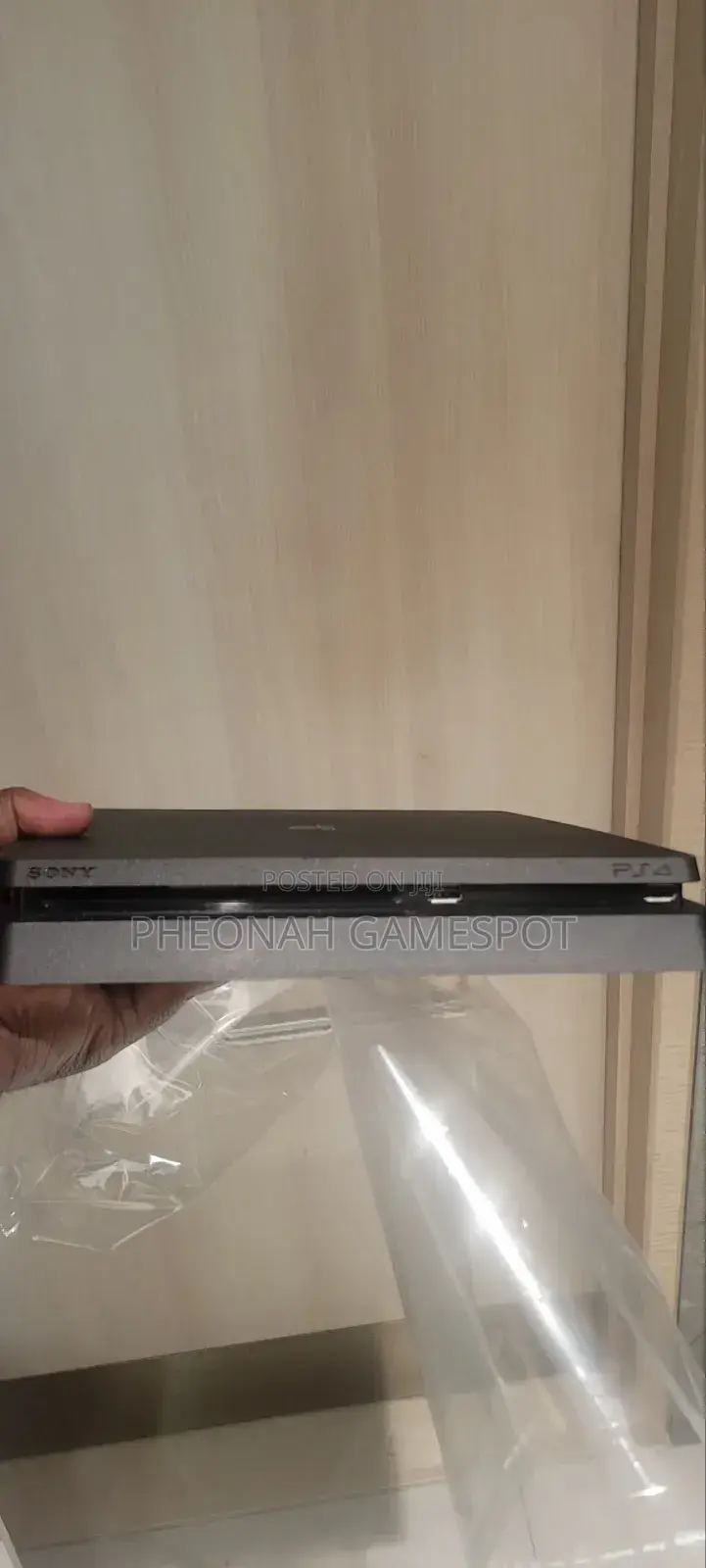 Ps4 Slim, Smooth System, 2 Pads, 19 Great Games Loaded.