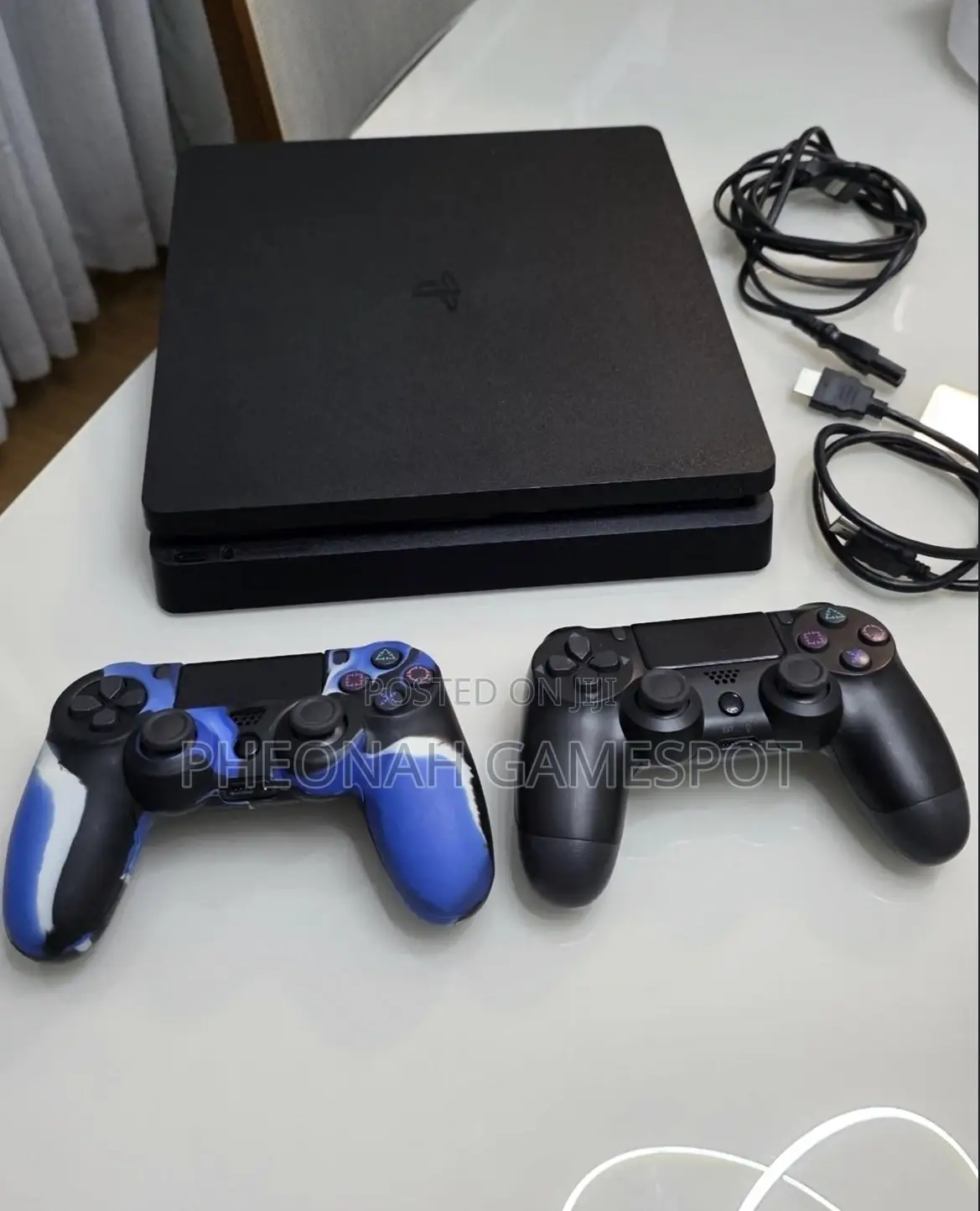 Playstation 4 Slim, Clean System, 2 Pads, 17 Fun Games.