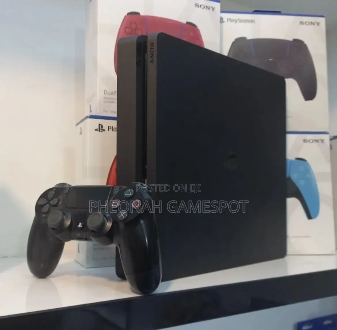 Playstation 4 Slim, 2 Pads, 14 Epic Games Ready to Enjoy.