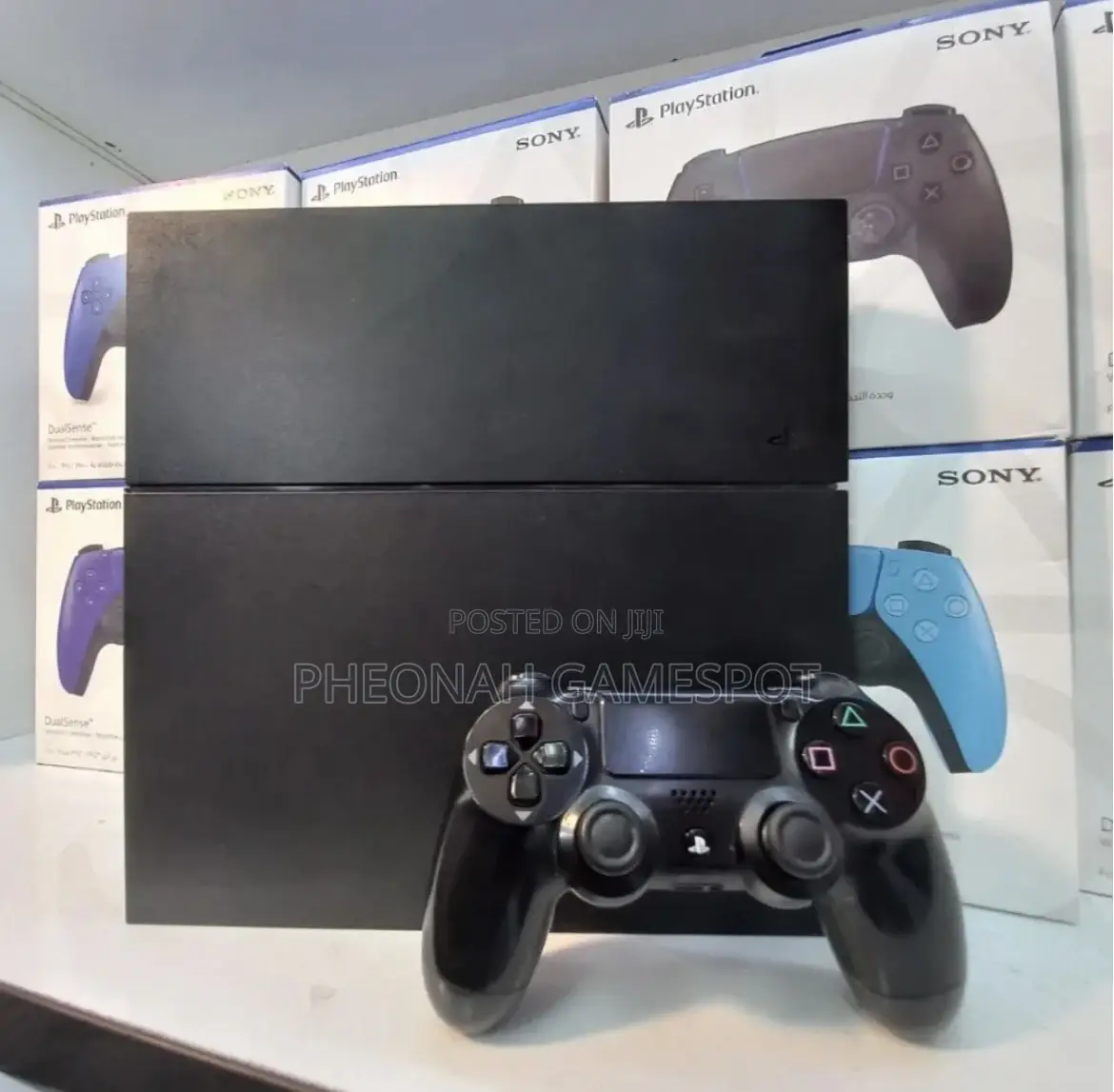 Playstation 4 Standard, 2 Pads, 12 Cool Games Preinstalled.