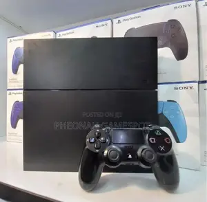 Playstation 4 Standard, 2 Pads, 12 Cool Games Preinstalled.