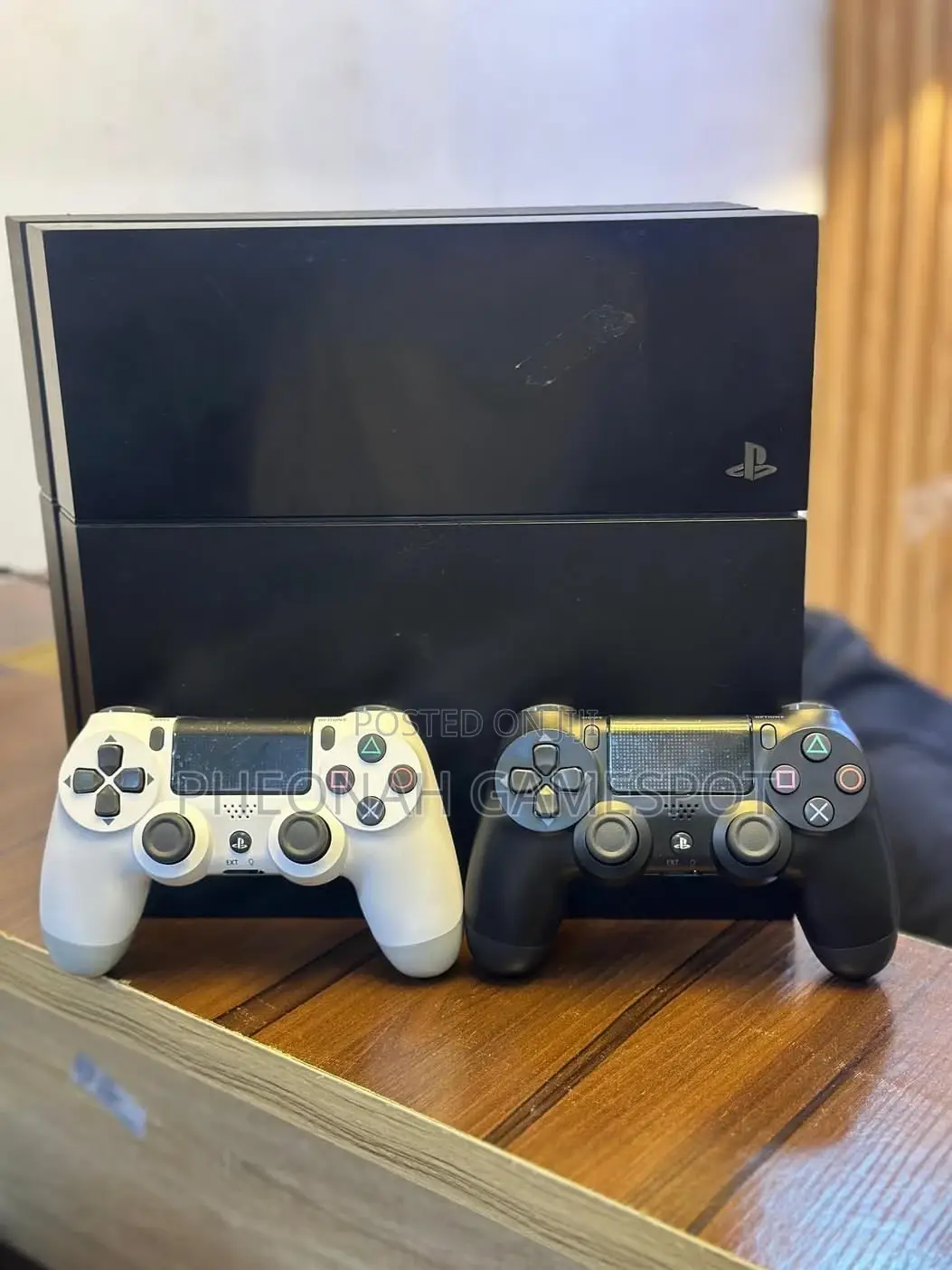 Playstation 4 Standard, 2 Pads, 20 Fun Games Ready Inside.