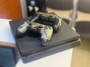 Playstation 4 Standard, 2 Pads, 14 Cool Titles Installed.