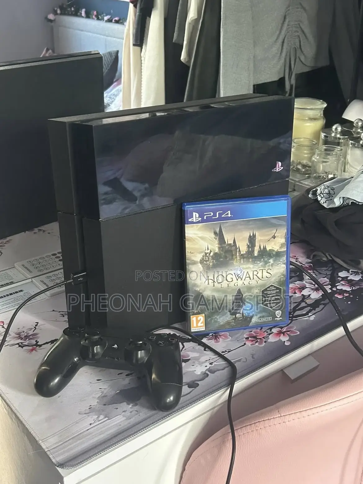 Playstation 4 Standard, 2 Pads, 16 Exciting Games Preloaded.